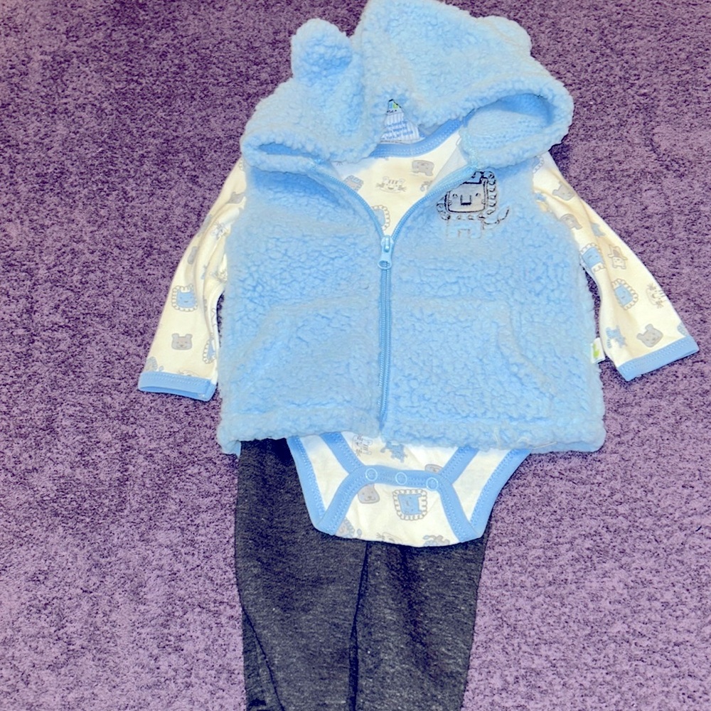 Duck duck goose 3pc hoodie pants set size 3-6 months $18